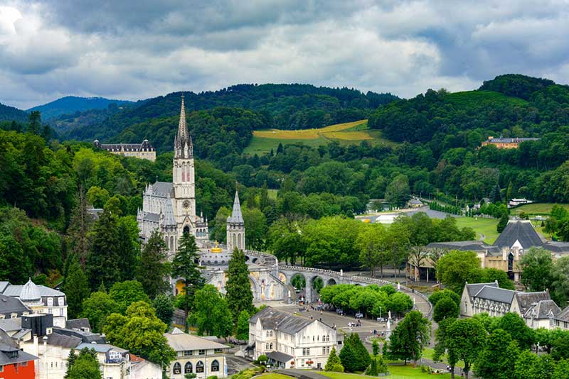 Lourdes thành phố nổi tiếng là địa điểm du lịch hành hương nổi tiếng nhất Châu Âu