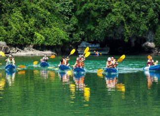 Trải nghiệm cảm giác chèo thuyền Kayak khi đi du lịch vịnh Hạ Long