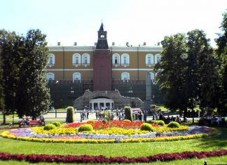 Du lịch Nga du khách tham quan khu vườn Alexander