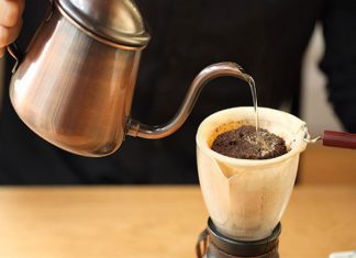 Thưởng thức ly cà phê vợt Sài Gòn theo cách của người Sài Gòn