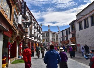 Check in chợ Barkhor – thiên đường mua sắm của khách du lịch Tây Tạng Check in chợ Barkhor - thiên đường mua sắm của khách du lịch Tây Tạng